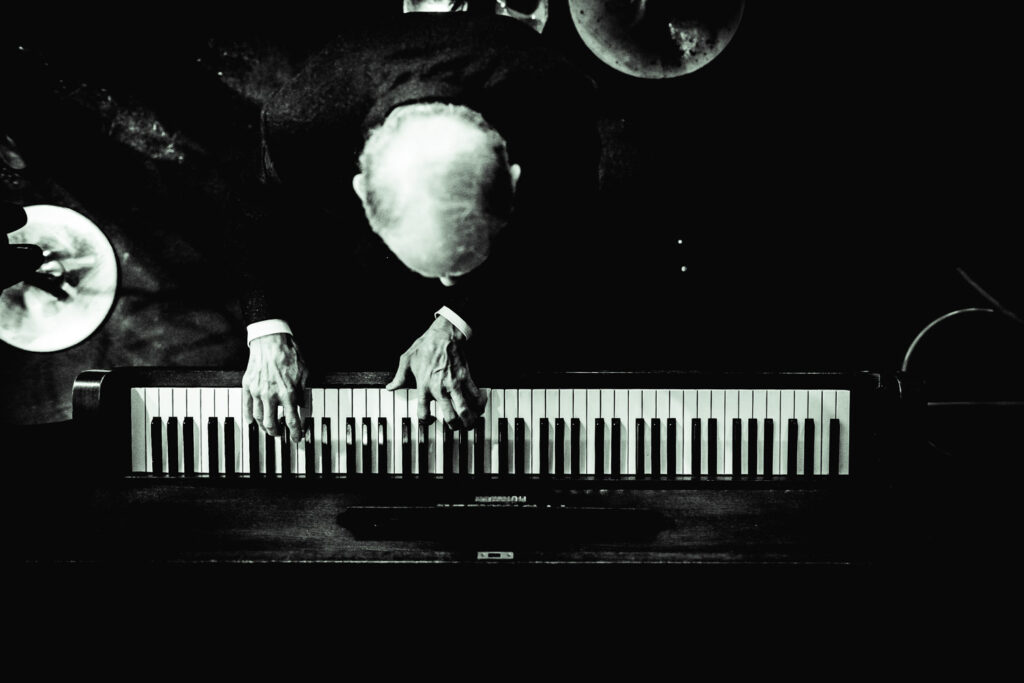 Mann am Klavier. Aus der Vogelperspektive fotografiert.